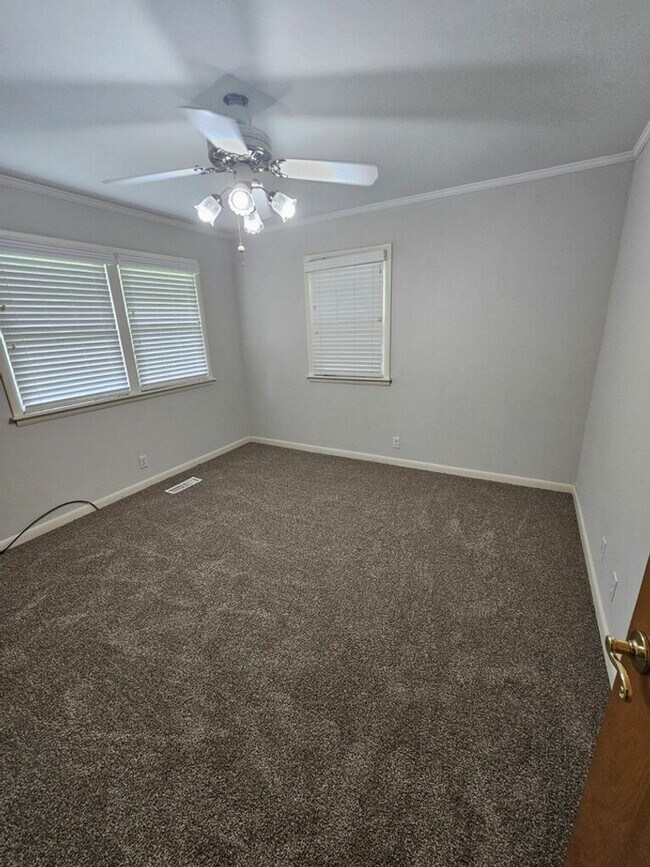 Building Photo - 985 Melrose Dr