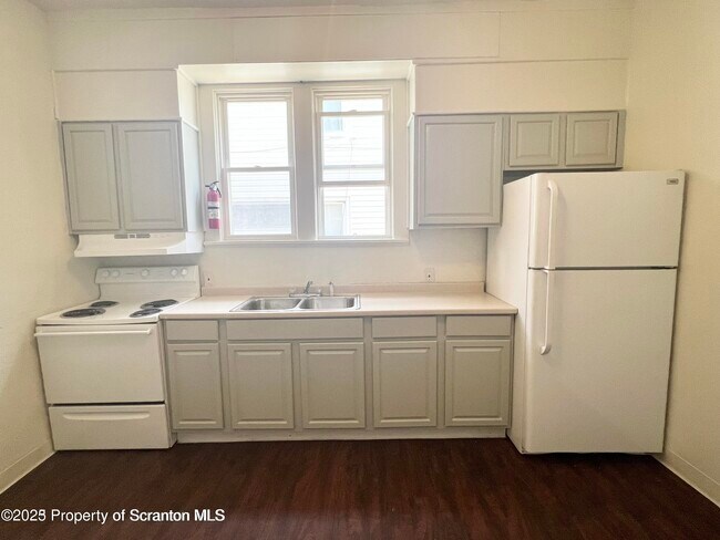 Primary Photo - 1930 Boulevard Ave