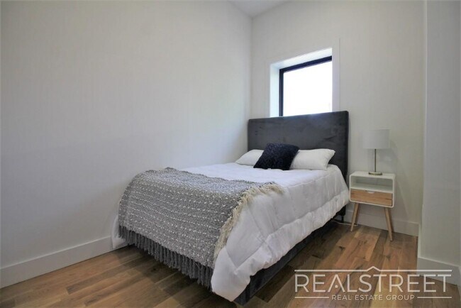 Building Photo - Brand NEW 4 Bed 1 Bath Floor-Thru Brownsto...