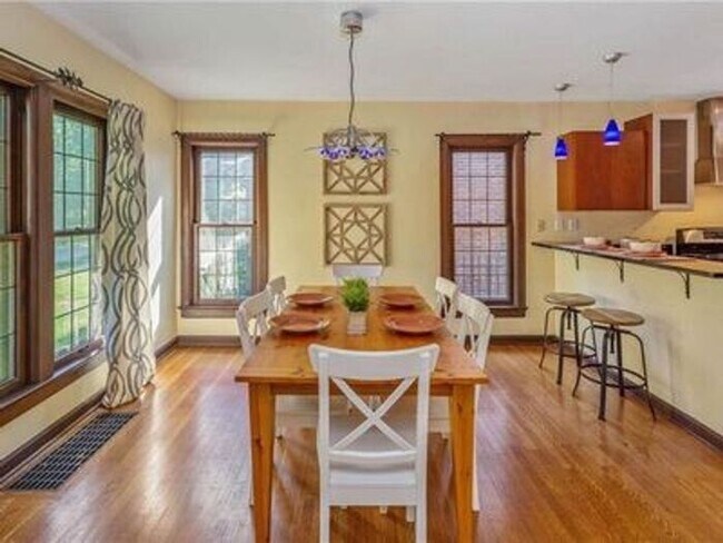 Building Photo - Lovely Forest Hills Home