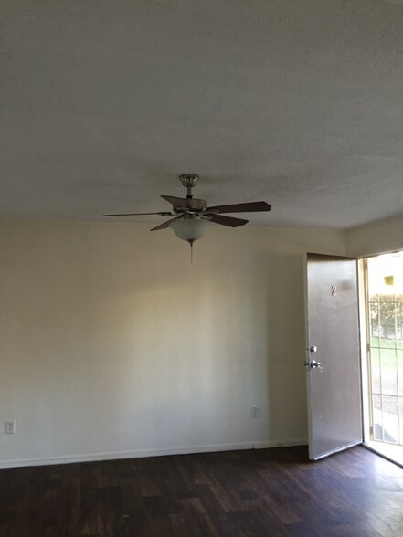 Building Photo - 1935 W Linden St