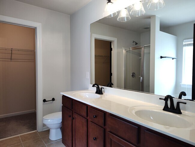Building Photo - Move-in ready Townhome with in Stone Creek...