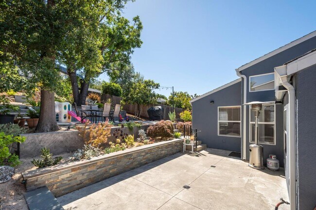 Building Photo - 2667 San Carlos Ave