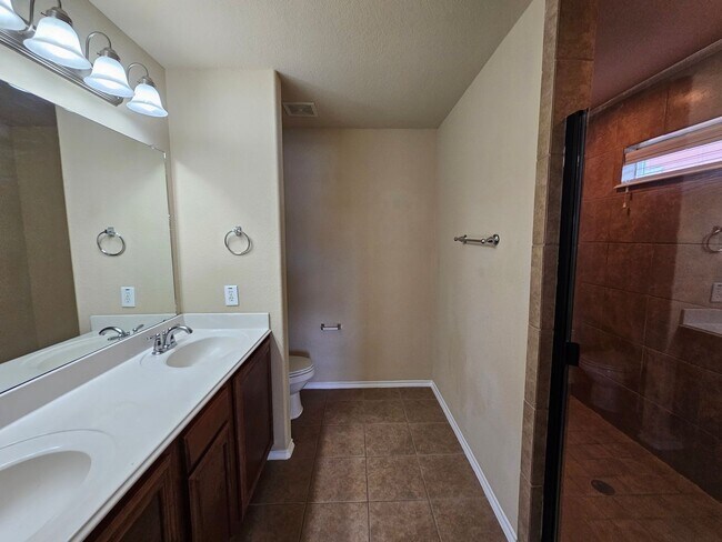 Building Photo - Available now ready for immediate move in  $500 off second month's rent move in special