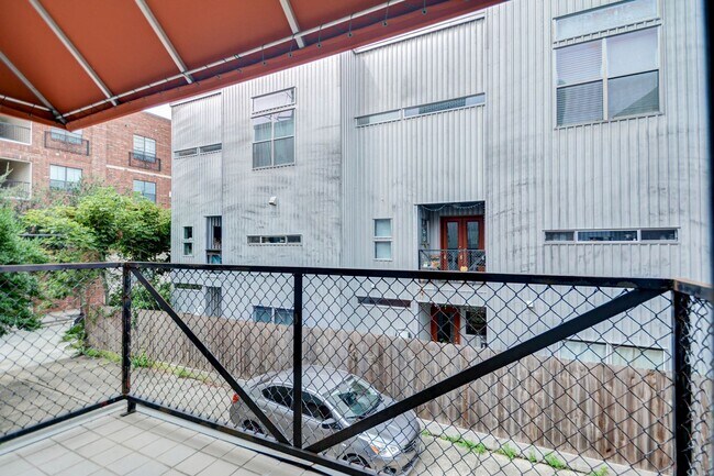 Building Photo - Open Floorplan 3-story Townhome in Midtown!