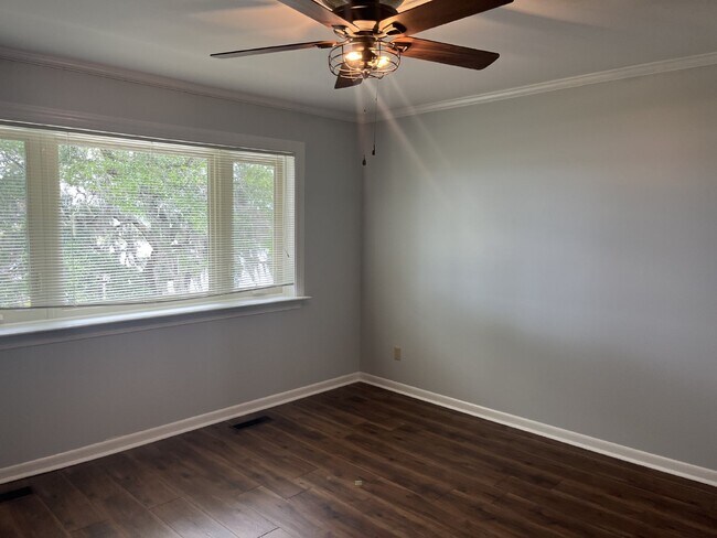 Building Photo - Stunning Waterfront Townhouse with 3 Bedrooms and 3 Full Bathrooms in Beaufort, SC!