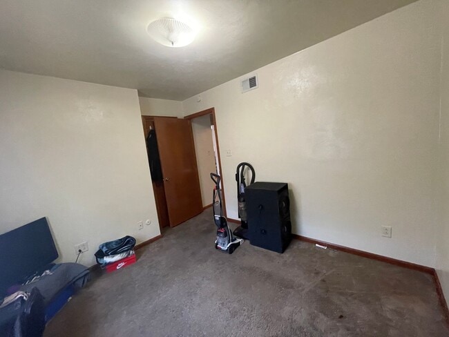 Building Photo - 2 BED / 1 BATH DUPLEX