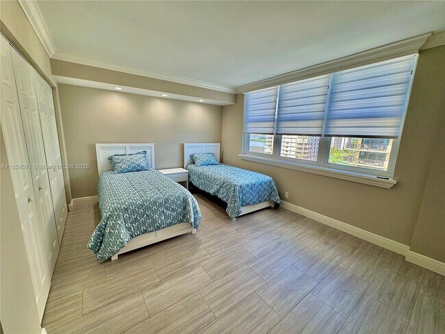 Building Photo - 5440 N Ocean Dr