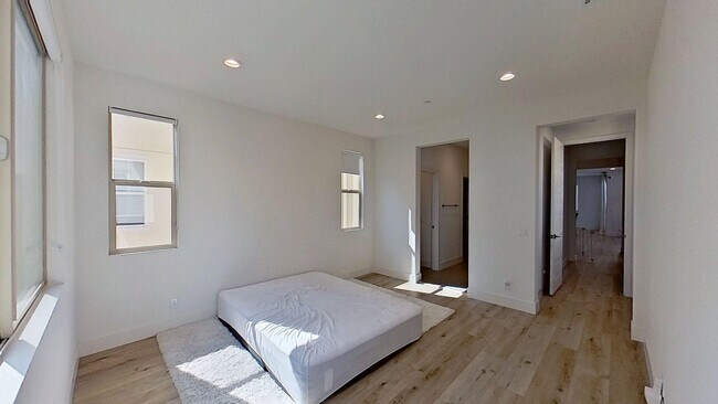 Building Photo - 574 S Motif St