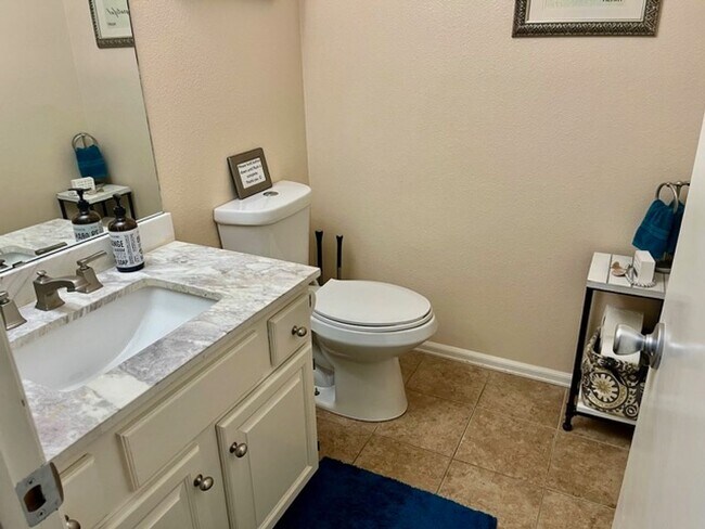 Building Photo - Well maintained 4 bedroom home available in the Rockrimmon area!