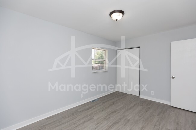 Building Photo - 1922 Maclean Rd