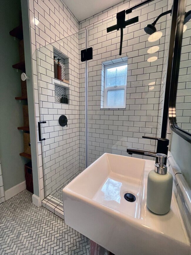 Building Photo - STUNNING Updated Bungalow Home in the West Highlands- Available 8/5!