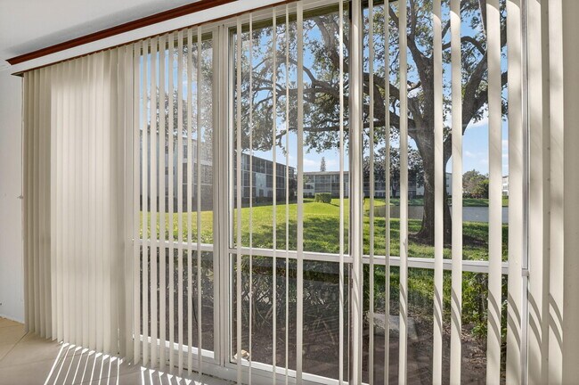 Building Photo - 177 Fanshaw E