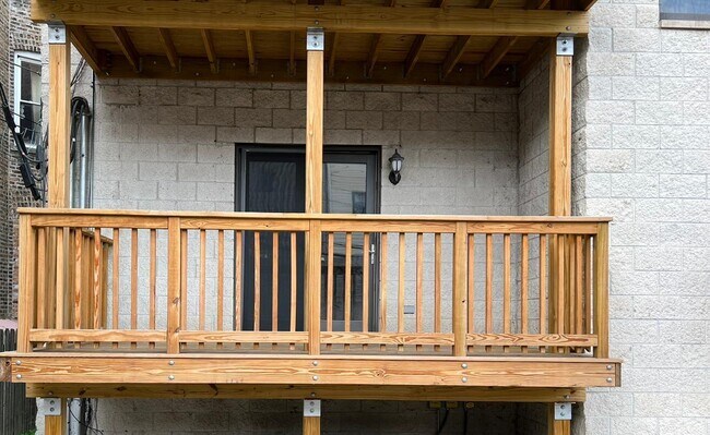 Building Photo - 925 W Lakeside Pl