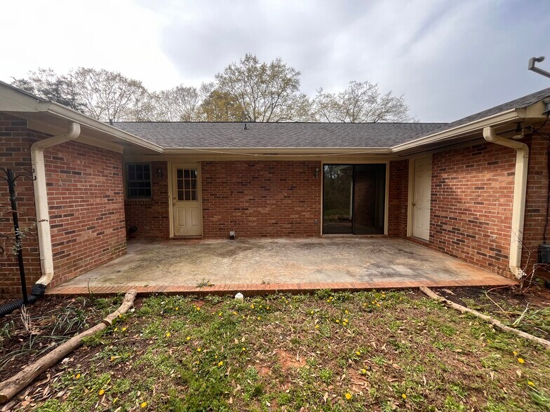 Building Photo - 2040 Pineview Dr