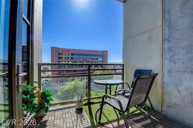Building Photo - Gorgeous Views! Fully Furnished Modern loft-style