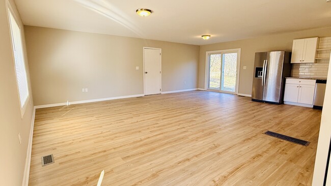 Building Photo - 2004 Chambers Dr NE