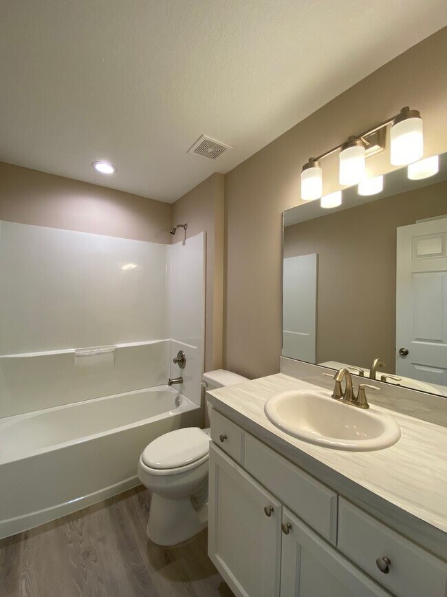 Building Photo - Beautiful Home Desirable SW Ocala Neighborhood 3/2/2 **WON"T LAST**