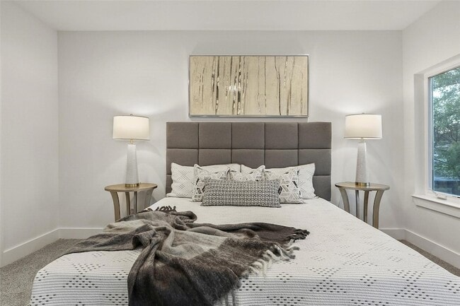 Building Photo - 933 W Eighth Street Unit