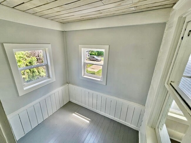 Building Photo - Second Floor 2 BED/1 BATH Apartment