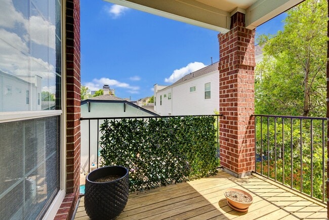 Building Photo - 3 bed, 3/1 bath updated townhome in the he...