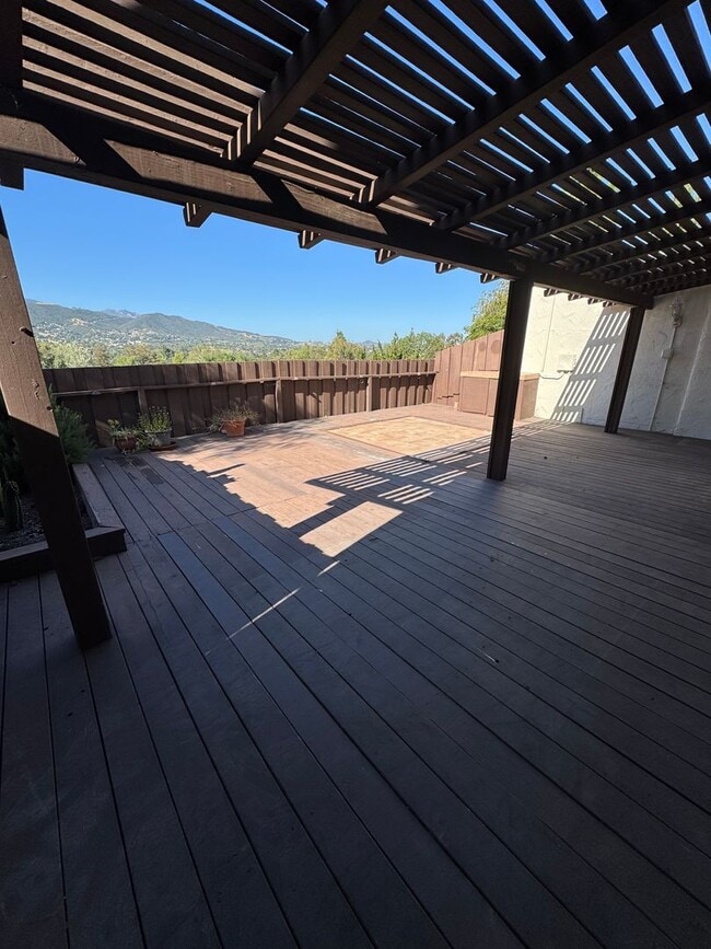 Building Photo - Scenic Cul-de-Sac Living with Stunning Mountain Views