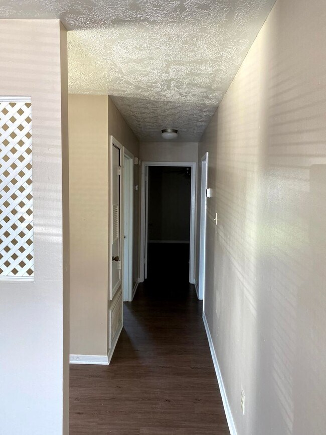 Building Photo - Cozy 2/2 Duplex Available for Prelease!