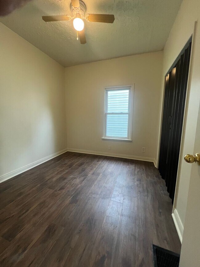 Building Photo - Charming Home