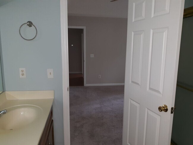 Building Photo - Charming Home in Northeast Columbia - Less...