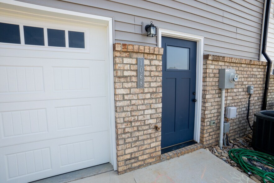 Building Photo - 1068 Brownstone Ln