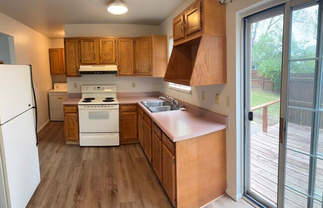 Kitchen - 346 S Elm St