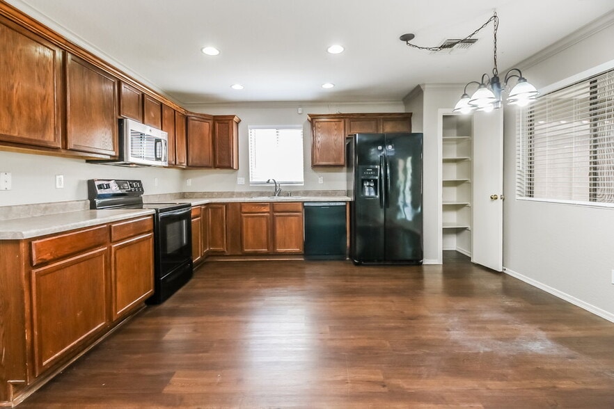 Building Photo - 452 S Sabrina