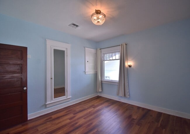 Building Photo - Beautiful Unique Home in Downtown Lebanon!