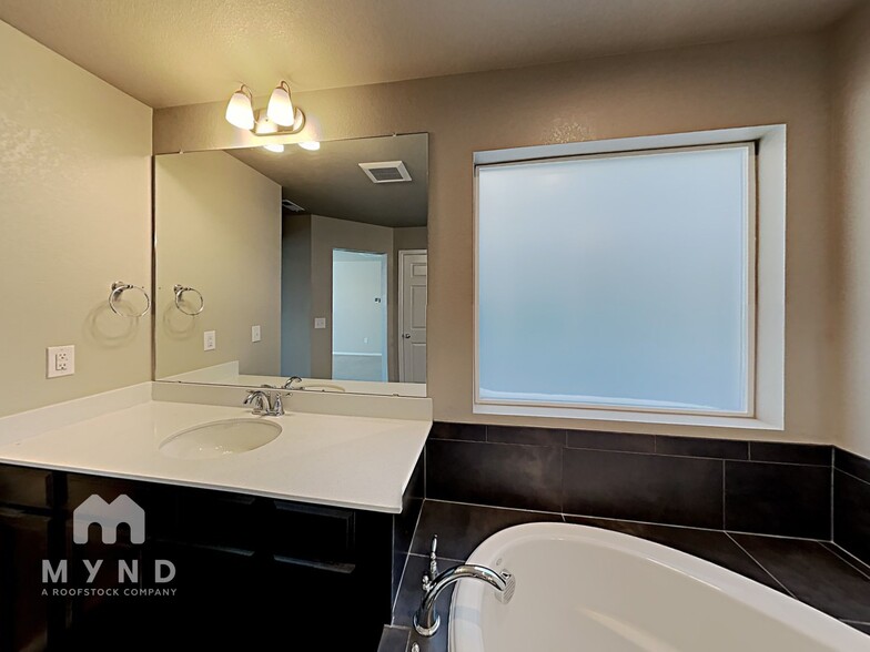 Building Photo - 15955 E Otero Cir