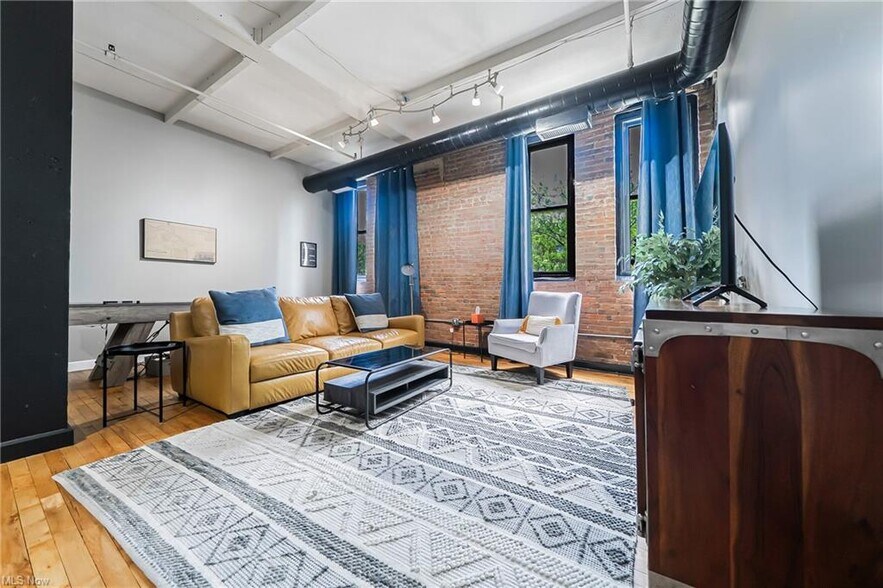 Building Photo - 1133 W 9th St