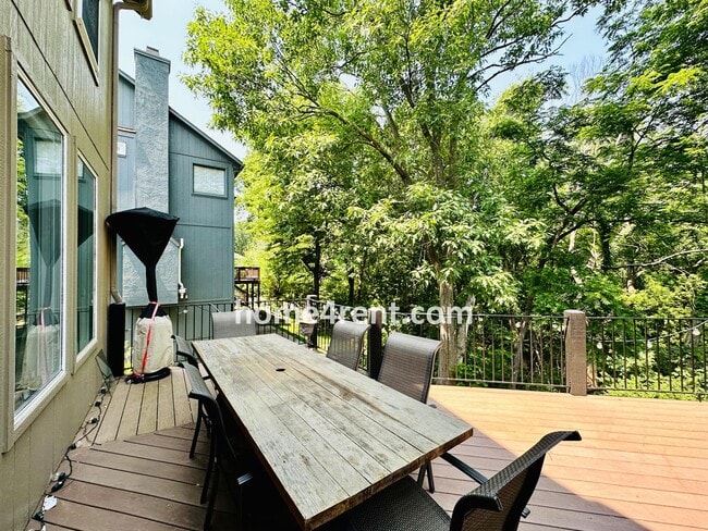 Building Photo - Beautiful Four Bedroom Home in a Quiet Neighborhood w/ an Updated Kitchen, Wood Floors, and a Fin...