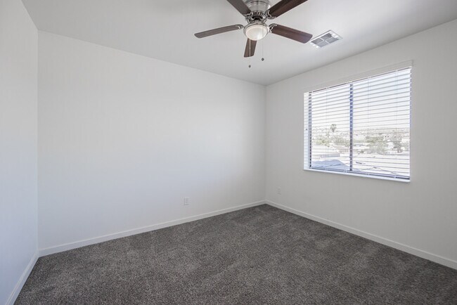 Building Photo - 1409 E Shangri La Rd