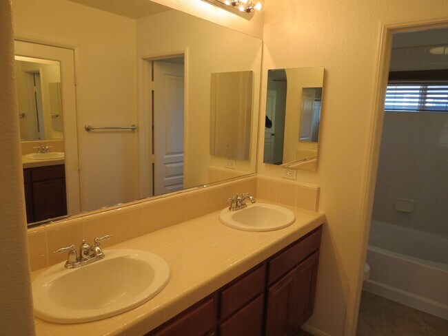 Building Photo - Rancho Coronado / Discovery Hills San Marcos Townhome- CSUSM Close