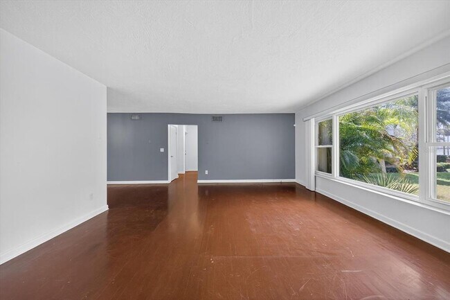 Building Photo - 215 Edgewater Dr