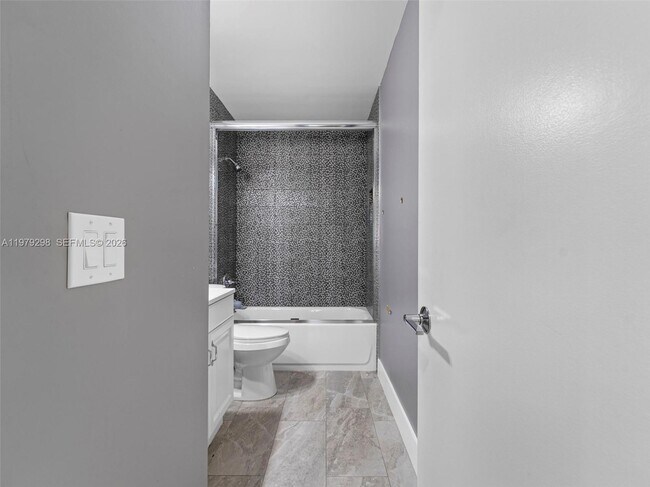 Building Photo - 10548 SW 112th Ave