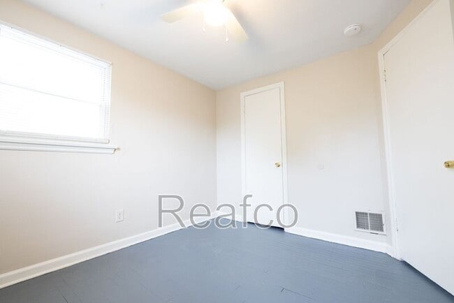 Building Photo - 2818 Vanderberg Ave