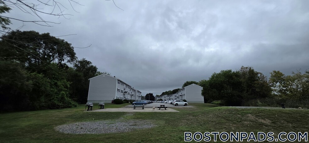 Building Photo - 13 River Dr
