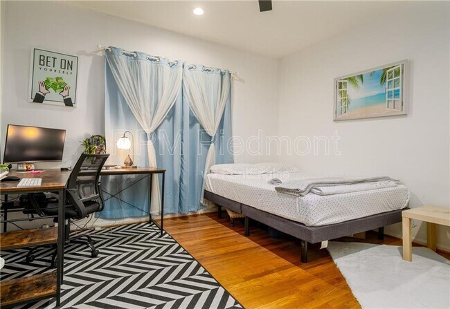 Building Photo - 220 Renaissance Pkwy NE