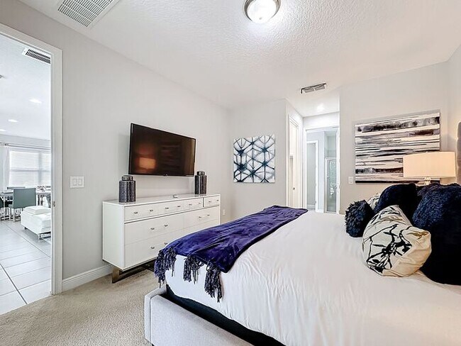 Building Photo - 8 Bedrooms 7 baths on a resort community