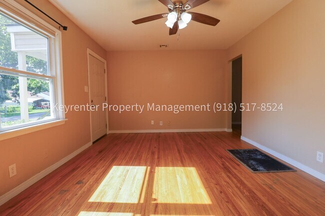 Building Photo - 2 Bed 1 Bath Tulsa - Move-in Ready!