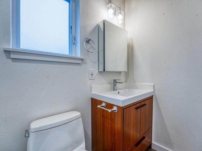 Building Photo - 2Bed 2Bath Home with Washer/Dryer!