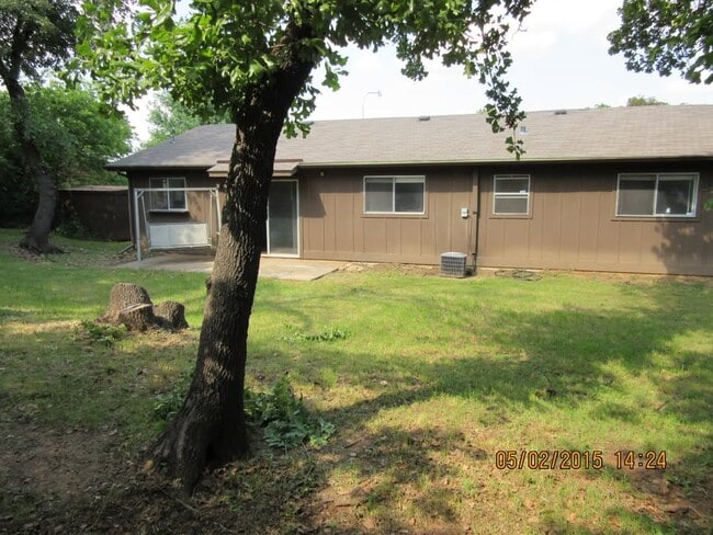 Building Photo - 1604 White Oak Ct