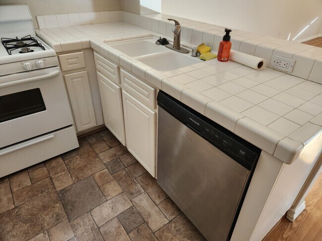 Building Photo - 2651 Dunstan Dr