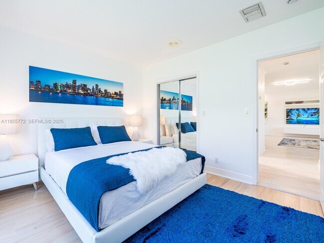 Building Photo - 2118 NE 15th St