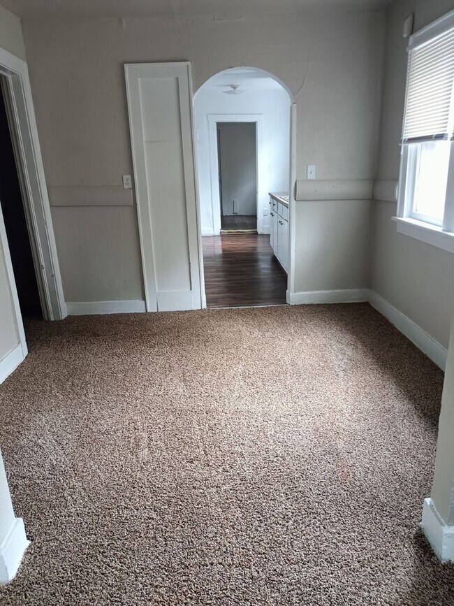 Building Photo - Beautiful 3 Bed / 1 Bath Home with Large Yard!